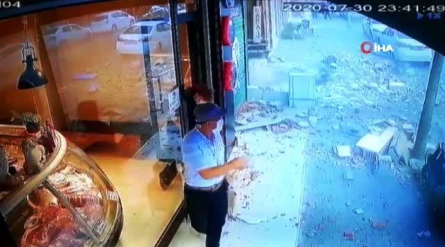 Küçükçekmece’de yola balkon çöktü