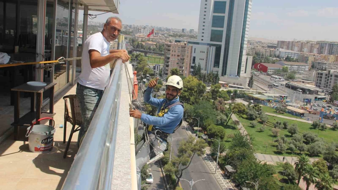 Ku� gibi s�z�l�p metrelerce y�kseklikte �al���yorlar