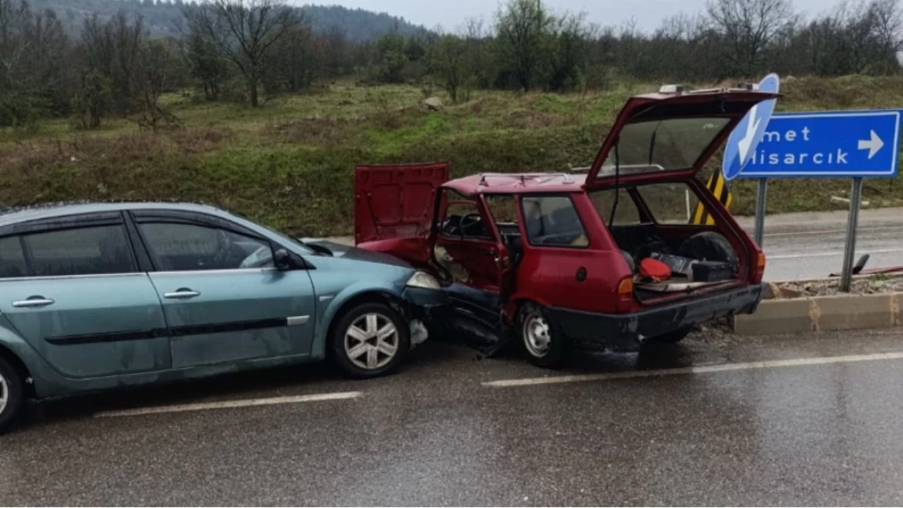 K�tahya'da iki otomobil �arp��t�: 1 �l�, 1 yaral�