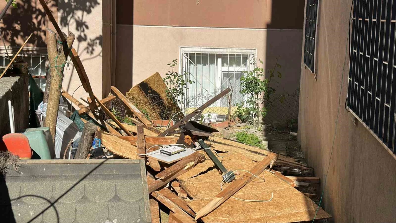 Kuvvetli rüzgar İstanbul'da çatıyı uçurdu