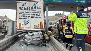 Kuzey Marmara Otoyolu'nda tıra çarpan otomobildeki 4 kişi hayatını kaybetti