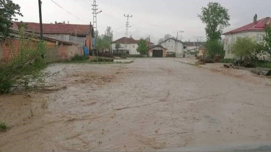 Ladik'te sokaklar dere gibi akt�