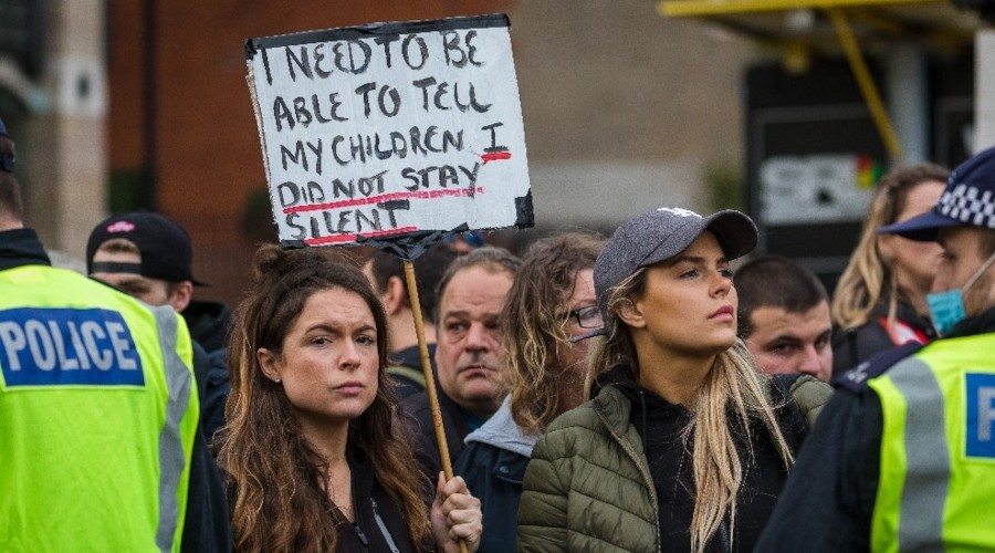 Londra'da korona virs kstlamalar protesto ediliyor