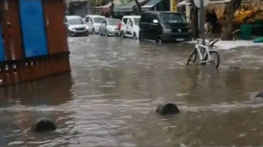 L�leburgaz'da caddeler g�le d�nd�