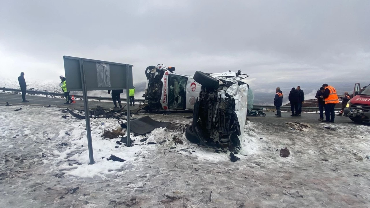 Malatya'da ambulans ile pikap çarpıştı: 1'i ağır 5 yaralı