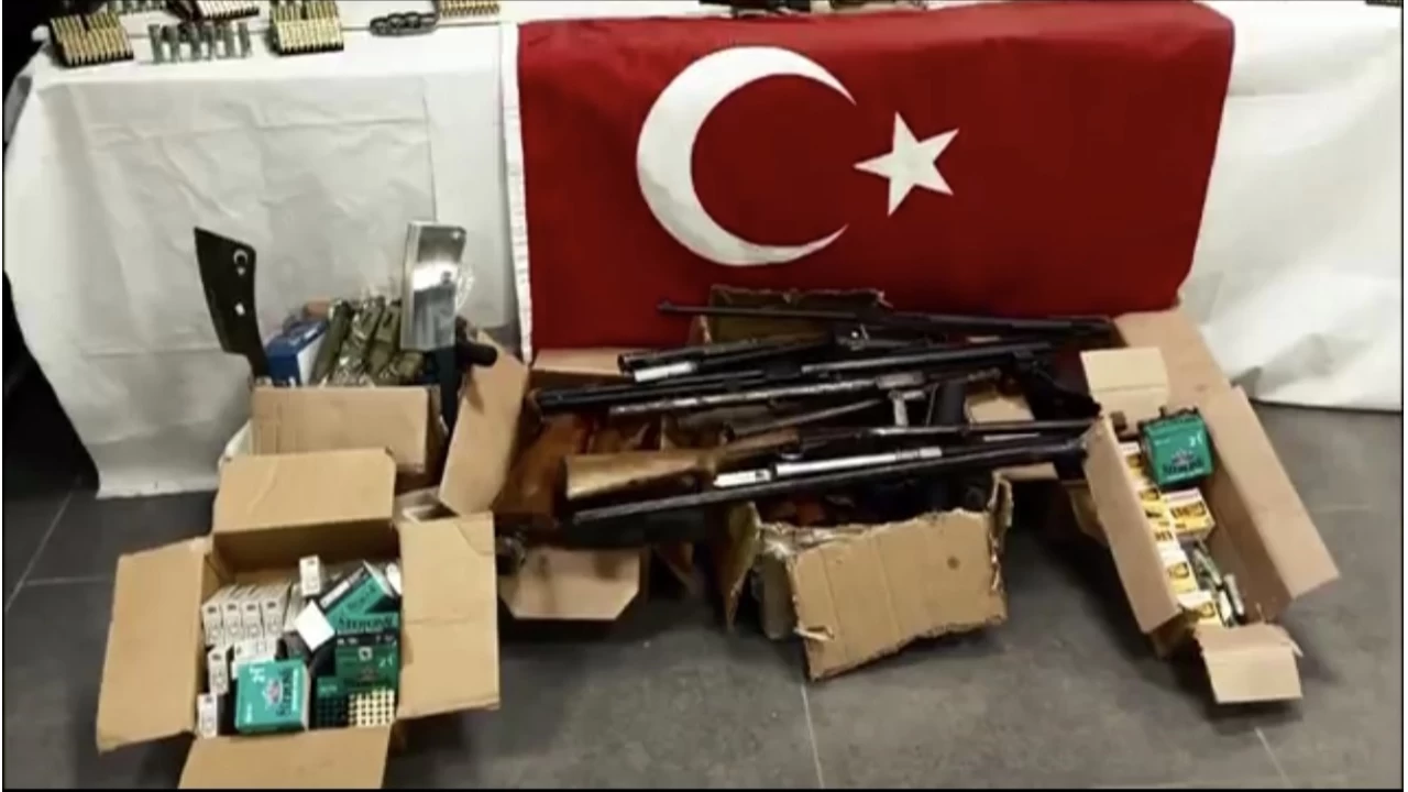 Malazgirt'te silah ve m�himmat ele ge�irildi