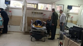 Manisa Valisi �zkan kazada yaralananlar� ziyaret etti