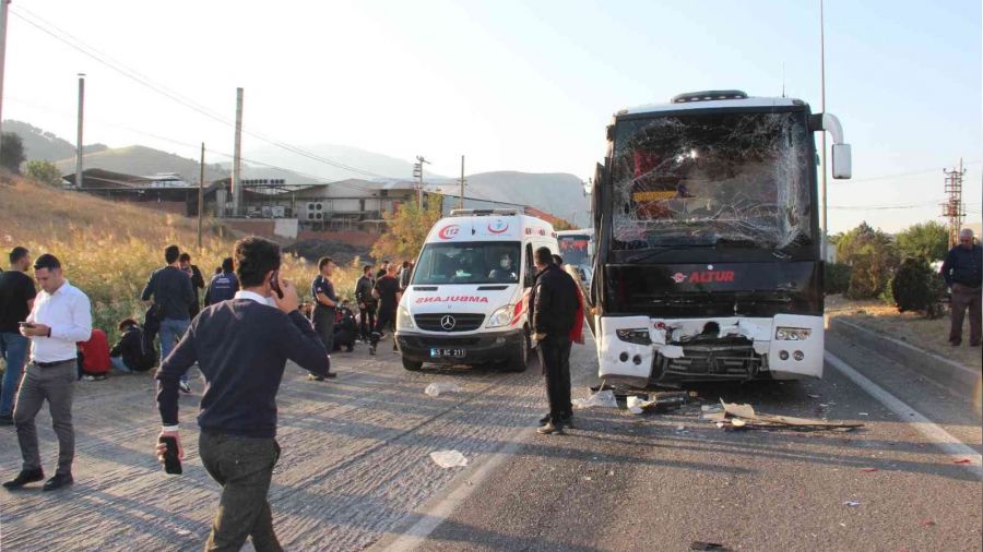 Manisa'da 4 ara�l� zincirleme kaza: 24 yaral�