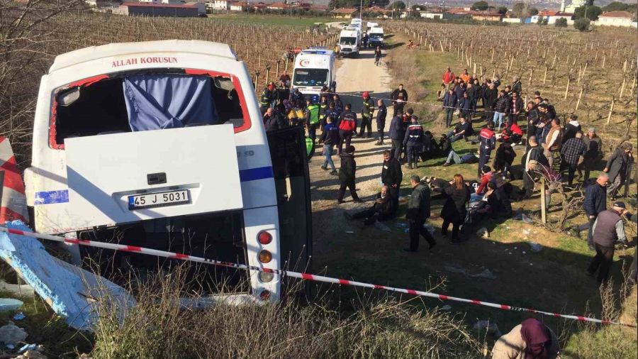 Manisa'da i��i servisine t�r �arpt�: 17 yaral�