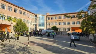 Manisa�n�n Turgutlu il�esindeki bir okul �n�nde bug�n silahl� sald�r� d�zenlendi. �kisi a��r 11 ki�i yaraland�. S�z konusu sald�r� okullardaki g�venlik zafiyetini yeniden g�ndeme getirdi. 