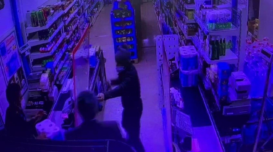 Marketteki müşteri, silahlı soygunu önledi