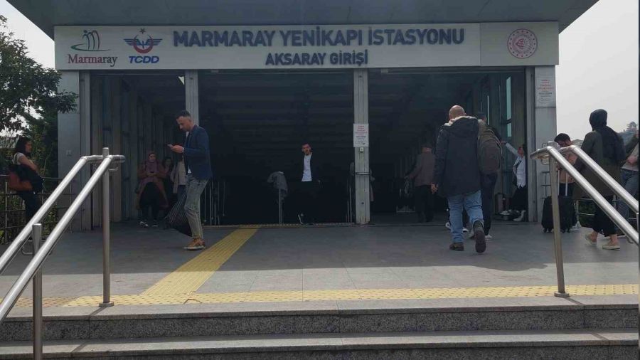 Marmaray'da raylara atlayan �ah�s hayat�n� kaybetti
