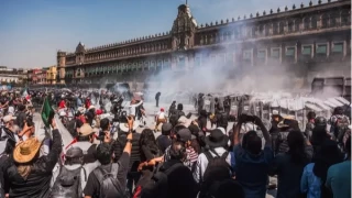 Meksika'da hükümet karşıtı dev protesto: 100'ü polis 120 yaralı