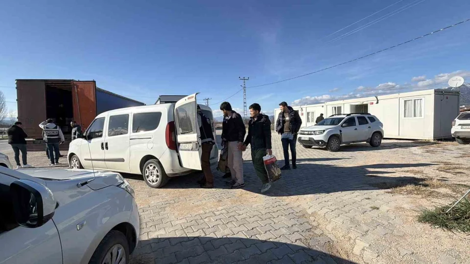 Mermer y�kl� t�rda gizlenen 4 ka�ak g��men yakaland�