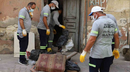 Mersin'de bir evden 10 ton çöp çıkarıldı