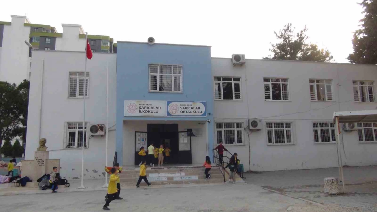 Mersin'de bir veli ve ağabeyi, öğretmeni darbetti