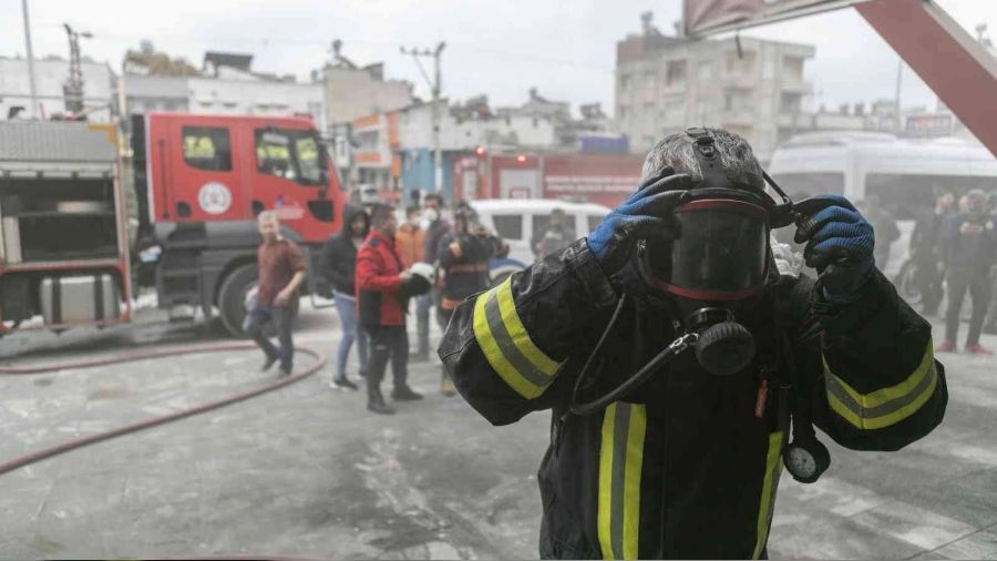 Mersin'de iş yerinde yangın korkuttu