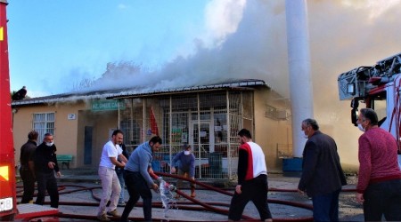 Mescitten sıçrayan alevler camiyi alev alev yaktı