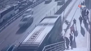 Metrobüs engelli yolcuya çarptı, yaşlı adam hayatını kaybetti