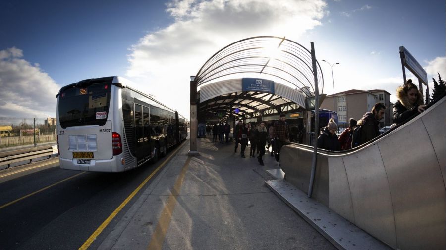 Metrobüs hattındaki reklam alanları kiraya verilecek