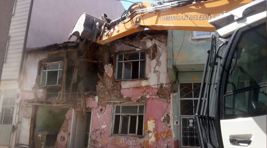 Metr�k binalar�n y�k�m� s�r�yor