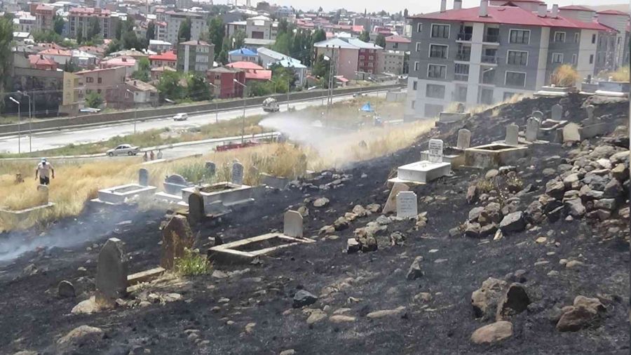 Mezarlıkta yangın