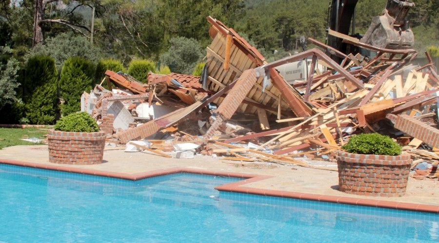 Milyon dolarlık kaçak villa yerle bir edildi