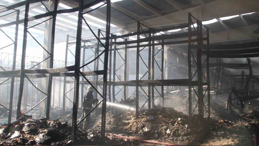 Mısır gevreği fabrikası yangında küle döndü