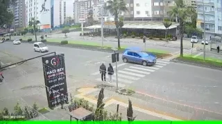 Motokurye, k�z �ocu�una �arpt�, o anlar g�venlik kameras�nda