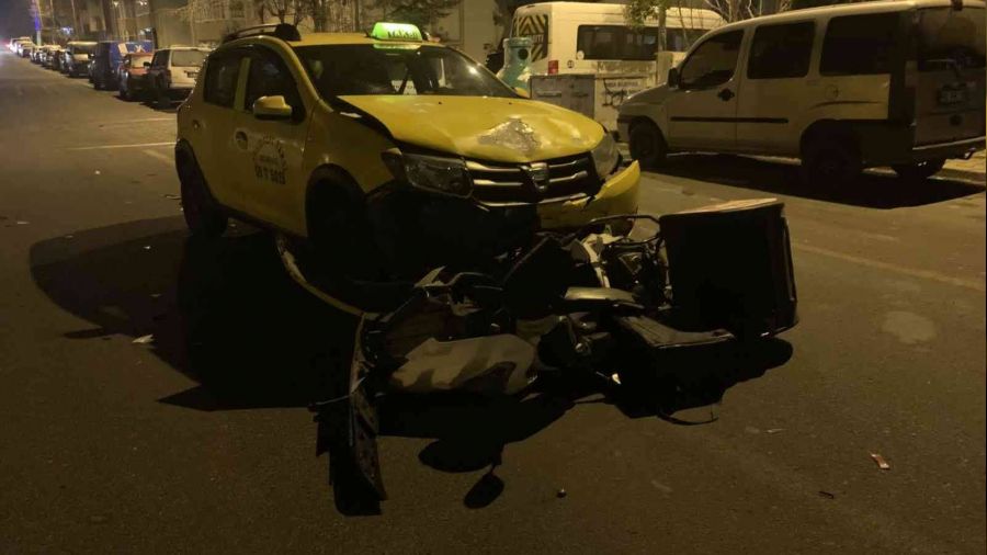 Motosiklet taksiyle çarpıştı