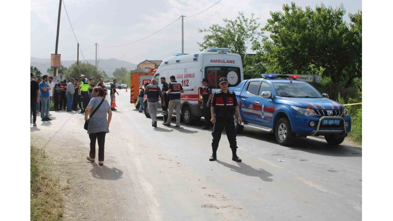 Motosiklet traktöre ok gibi saplandı: 3 ölü