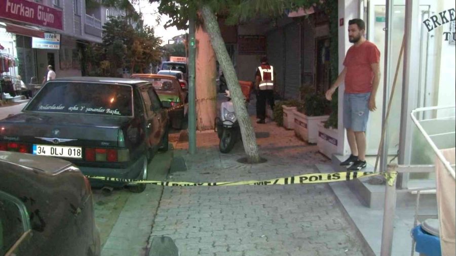 Motosikletle geldiler, kuaföre kurşun yağdırıp kaçtılar