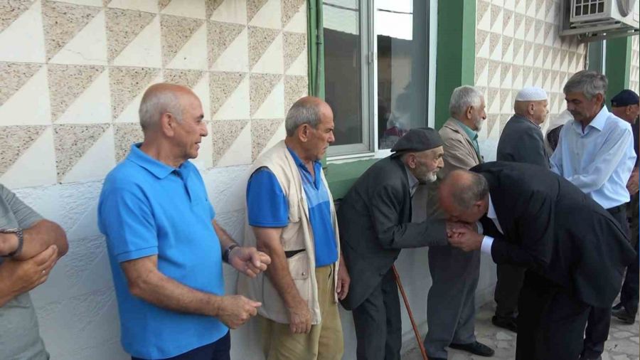 Muharrem �nce, bayram namaz�n� k�y�nde k�ld�