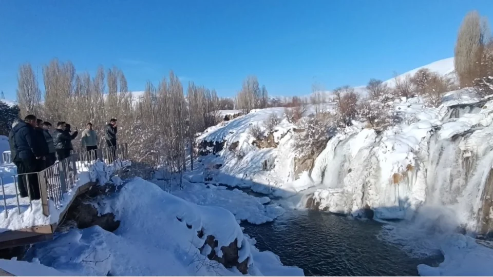 Muradiye �elalesi buz tuttu