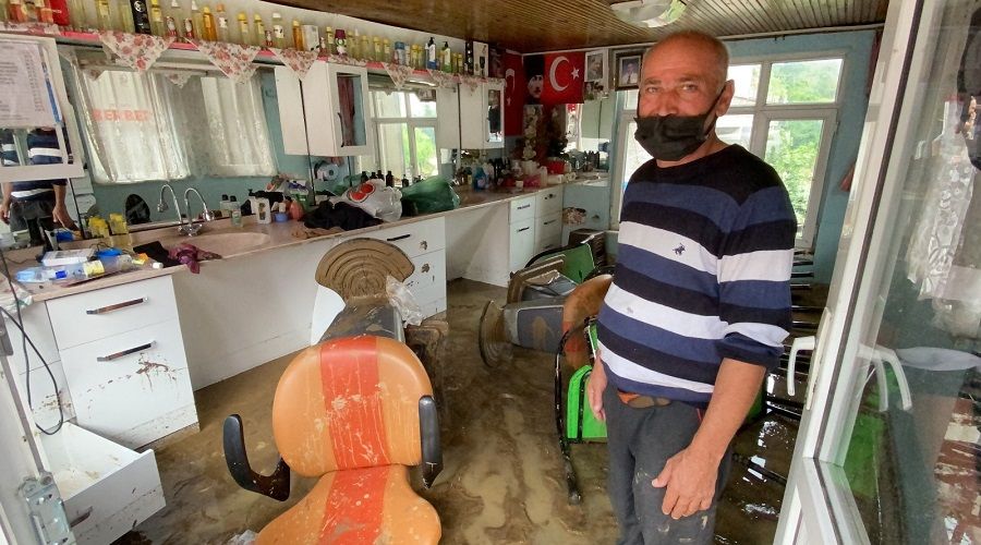 M��terisini t�ra� ederken deh�eti ya�ad�