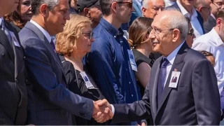 "Mutlak butlan" karar�n�n ard�ndan Kemal K�l��daro�lu ile �zg�r �zel ilk kez yan yana geldi ve tokala�t�