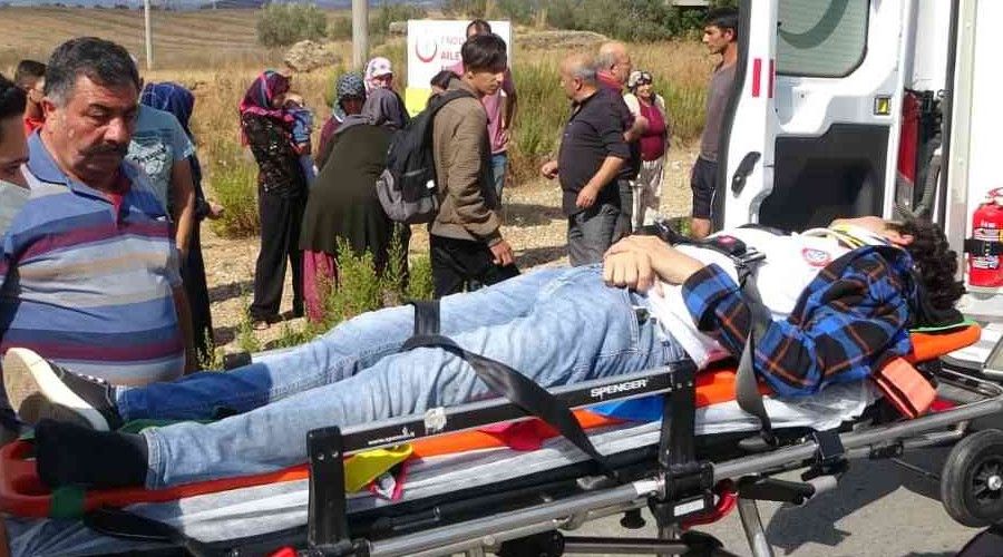 M�zik dinleyerek yolun kar��s�na ge�en lise ��rencisine otomobil �arpt�