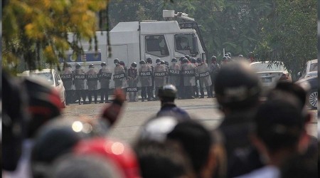 Myanmar'da kamu binalarına asker koruması