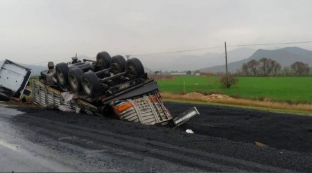 Nallıhan Ankara yolunda tır şarampole devrildi