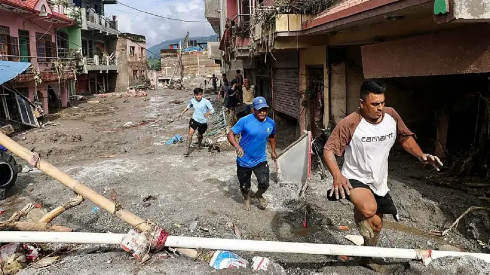  Nepal ve Tibet aras�ndaki s�n�r b�lgesinde meydana gelen heyelan ve sellerde 1000'den fazla ki�i kayboldu