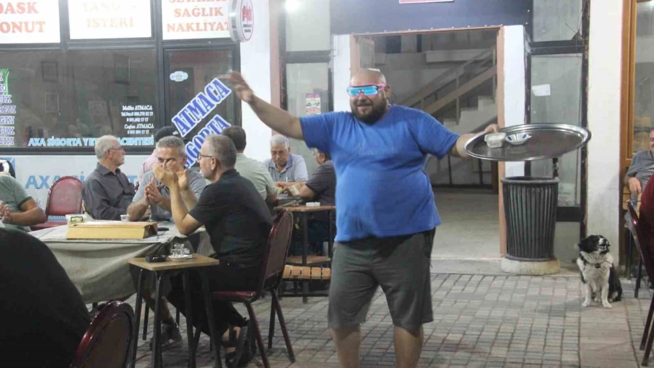 Neşeli garson fenomen oldu