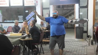 Neşeli garson fenomen oldu