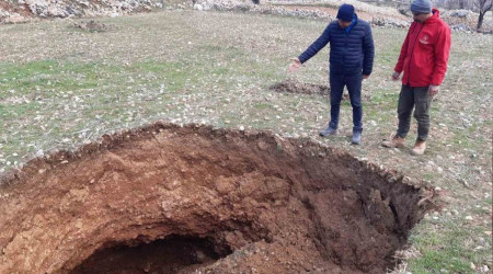 Nurhak'ta deprem sonrası obruklar oluşmaya başladı
