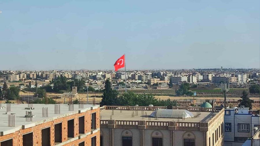 Nusaybin'de Suriye sınırına yakın noktada Türk bayrağı dikildi