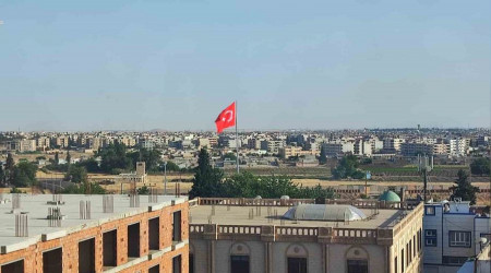 Nusaybin'de Suriye sınırına yakın noktada Türk bayrağı dikildi