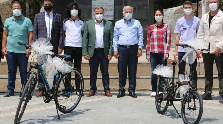 Ödüllü YKS deneme sınavında dereceye girenlere ödülleri verildi