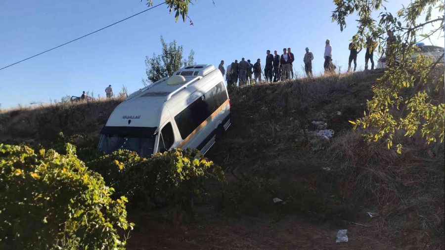 Öğrenci servisi üzüm bağına uçtu
