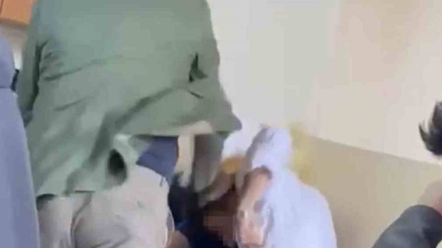 ��rencisini kitapla d�ven ��retmen ve ��retmeni d�ven ��rencinin a�abeyi serbest b�rak�ld�