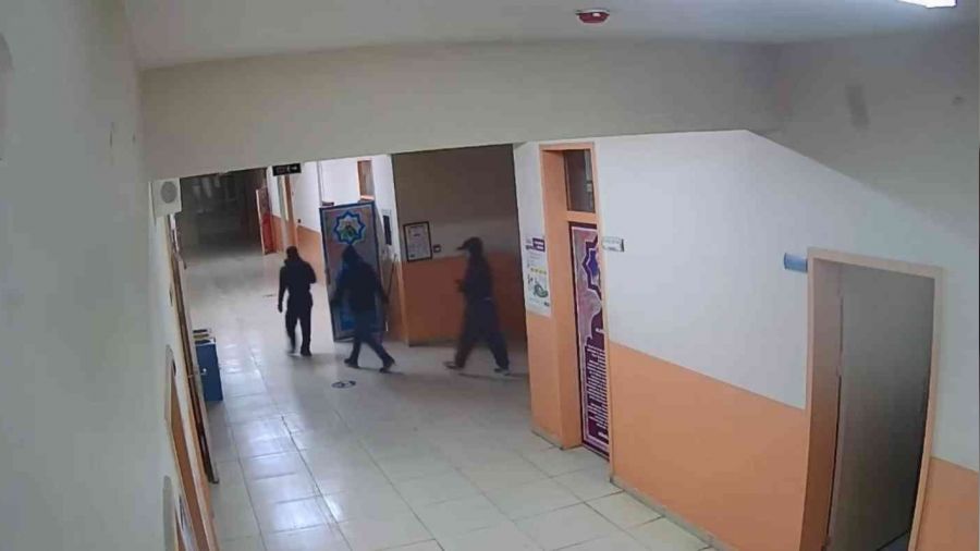 Okula zarar verip, 40 musluk çaldılar