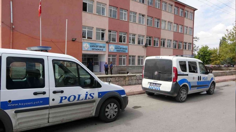 Okulu kur�unlad�lar